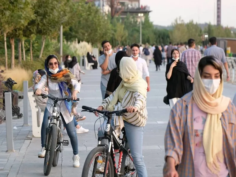 دوچرخه‌سواری در دریاچه چیتگر
