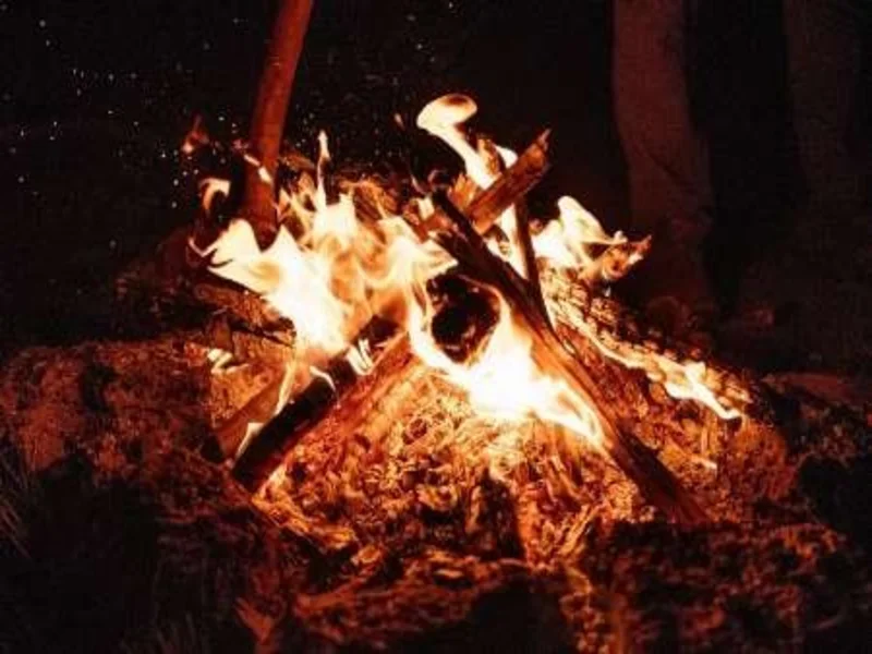 شب‌نشینی دور آتش