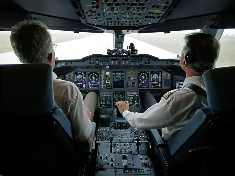 در کابین خلبان هواپیما با محدودیت ورود خدمه