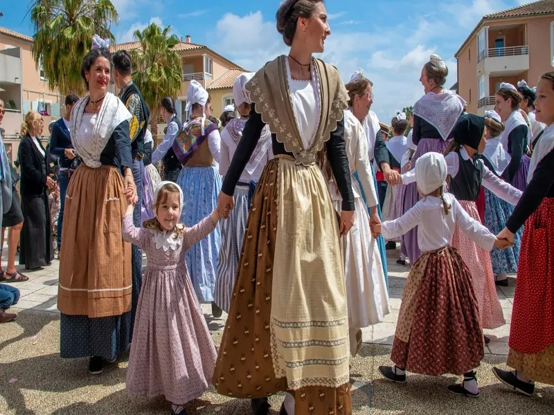 لباس محلی فرانسه