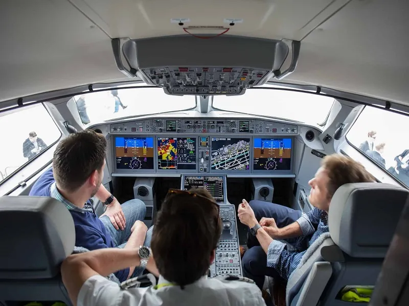 ورود مسافران به کابین خلبان