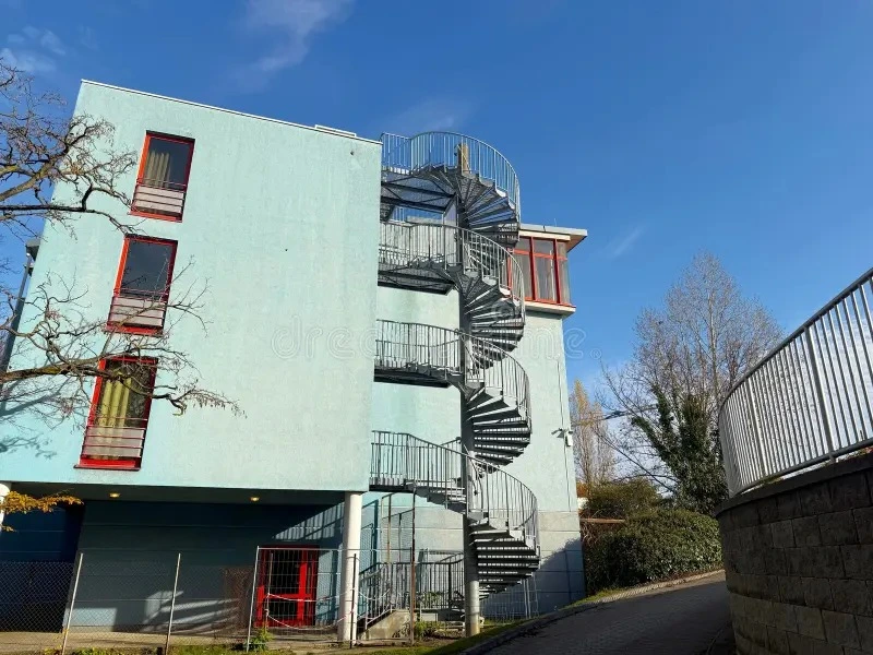 پله‌های فرار و آسانسور