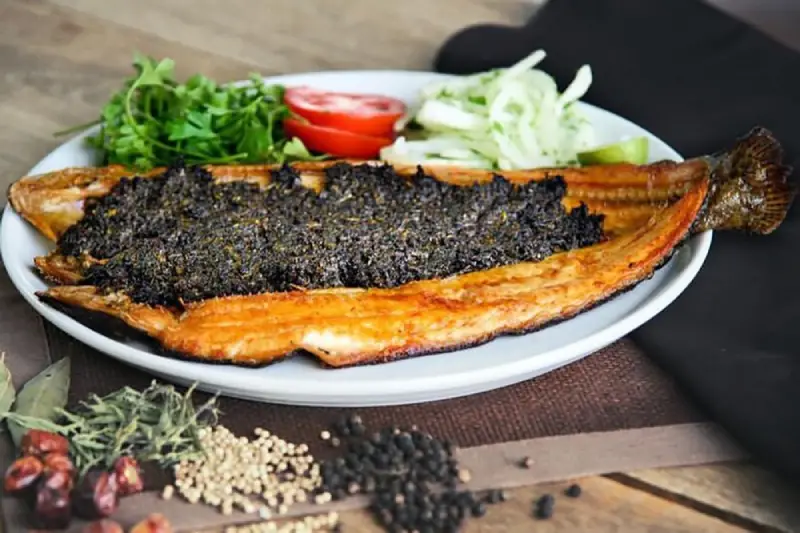 امتحان کردن غذاهای محلی