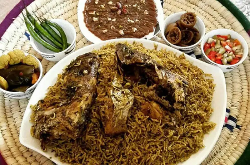 امتحان کردن غذاهای محلی